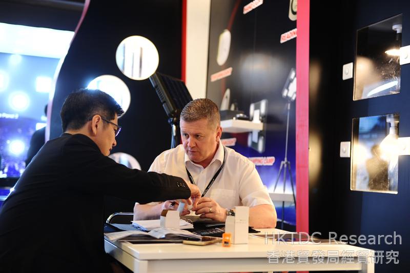 Photo: Buyer and exhibitor meet at the Spring Hong Kong International Lighting Fair 2015