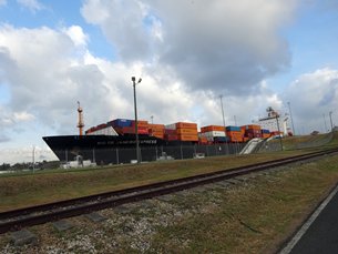 相片:加通水闸(Gatun Locks)位处运河的大西洋一端,毗邻科隆市。 相片:加通水闸(Gatun Locks)位处运河的大西洋一端,毗邻科隆市。