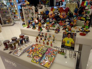 相片:Romero Britto品牌授權產品在邁阿密國際機場熱賣。 相片:Romero Britto品牌授權產品在邁阿密國際機場熱賣。
