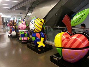 相片:Romero Britto在香港觀塘區的APM商場舉行展覽。 相片:Romero Britto在香港觀塘區的APM商場舉行展覽。