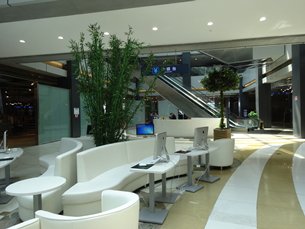 相片:消费者可以在展示中心即场上网购买所体验的商品 相片:消费者可以在展示中心即场上网购买所体验的商品