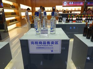 相片:完稅商品售賣區的商品:消費者可以直接拿商品到收銀台付款,然後現場提取商品。 相片:完稅商品售賣區的商品:消費者可以直接拿商品到收銀台付款,然後現場提取商品。