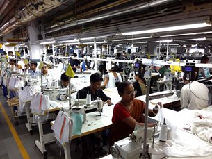 图: 生产出口服装的制衣厂