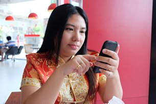 相片:中國消費者結合線上及線下活動進行消費 相片:中國消費者結合線上及線下活動進行消費