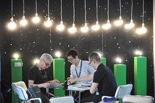 Photo: Buyers and exhibitors gathered at the Hong Kong International Lighting Fair 2016. Photo: Buyers and exhibitors gathered at the Hong Kong International Lighting Fair 2016.
