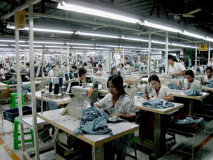 图: 仰光一家制衣厂内的年轻工人 图: 仰光一家制衣厂内的年轻工人