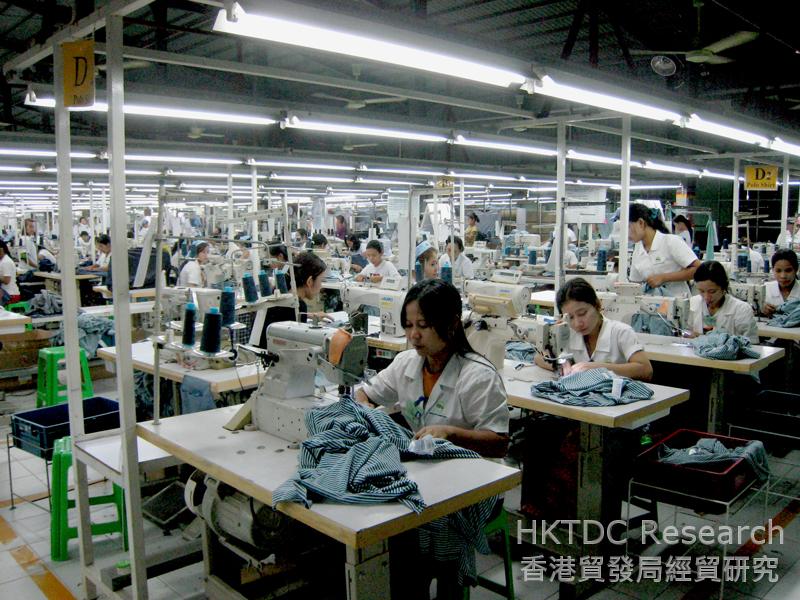 图: 仰光一家制衣厂内的年轻工人