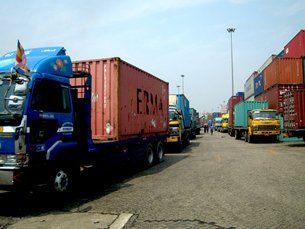 图: Asia World Port Terminal码头交通挤塞 图: Asia World Port Terminal码头交通挤塞