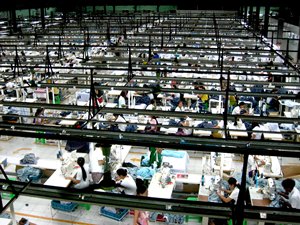 圖: 仰光一家製衣廠設有多條生產線 圖: 仰光一家製衣廠設有多條生產線