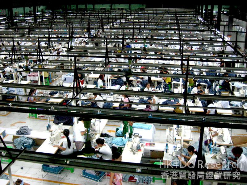圖: 仰光一家製衣廠設有多條生產線