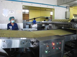 图: 在曼德勒工业区经营的饼干厂从中国进口原材料。
