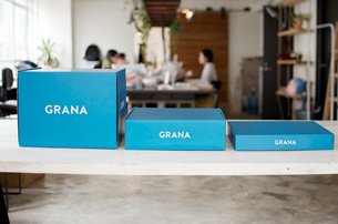 相片:Grana以漂亮的矢車菊藍色盒子運貨。