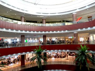 Photo: A modern shopping complex in Shiraz