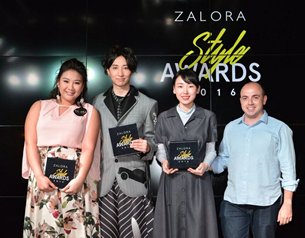 相片:Zalora董事總經理Luca Barberis(右)與Style Awards得獎者合照。該獎項旨在鼓勵及支持區內的時裝業者。 相片:Zalora董事總經理Luca Barberis(右)與Style Awards得獎者合照。該獎項旨在鼓勵及支持區內的時裝業者。