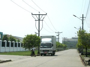 图: 明加拉当工业园内的一条铺装道路。 图: 明加拉当工业园内的一条铺装道路。