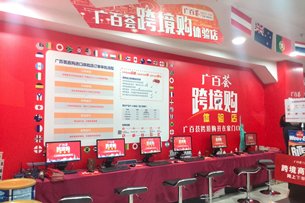相片:在體驗店內有銷售人員協助消費者下訂單。 相片:在體驗店內有銷售人員協助消費者下訂單。