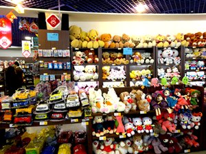 圖: 馬什哈德(Mashhad)一間現代商店銷售各種各樣的進口玩具。 圖: 馬什哈德(Mashhad)一間現代商店銷售各種各樣的進口玩具。