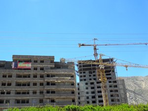 图: 设拉子城郊地区的搁置工程现可恢复施工。 图: 设拉子城郊地区的搁置工程现可恢复施工。