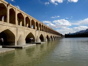图: 位于伊斯法罕的郝久古桥(Khaju Bridge)。 图: 位于伊斯法罕的郝久古桥(Khaju Bridge)。