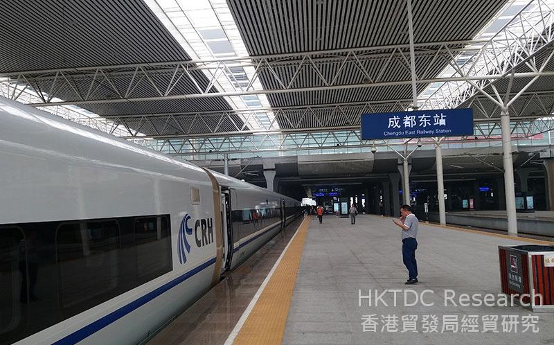 相片：成都及重慶是中國西部交通運輸樞紐(一)。