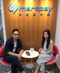 相片:林卓彦(左)和黄星敏(右)解释中国支付通如何能协助商家接受内地消费者网上付款，并将款项汇到香港银行户口。