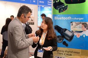 Photo: Buyers and exhibitors gathered at the Hong Kong Electronics Fair. (2) Photo: Buyers and exhibitors gathered at the Hong Kong Electronics Fair. (2)