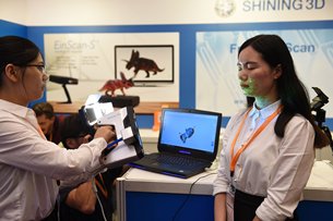 相片:参展商示范3D扫描。 相片:参展商示范3D扫描。