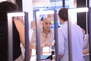 Photo: An exhibitor at the Hong Kong International Lighting Fair 2016 (Autumn Edition). Photo: An exhibitor at the Hong Kong International Lighting Fair 2016 (Autumn Edition).