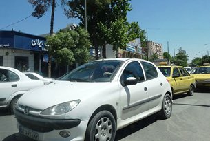 圖: 駛往伊斯法罕的標緻汽車。 圖: 駛往伊斯法罕的標緻汽車。