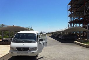 圖: 停放在設拉子(Shiraz)經濟特區的平治客貨車。 圖: 停放在設拉子(Shiraz)經濟特區的平治客貨車。