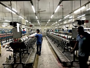 图: 达卡出口加工区一家纱厂的工人。 图: 达卡出口加工区一家纱厂的工人。