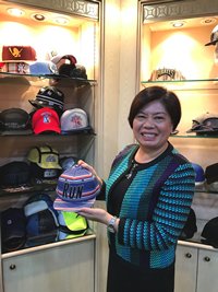 图: 颜宝铃展示飞达帽业的产品。 图: 颜宝铃展示飞达帽业的产品。