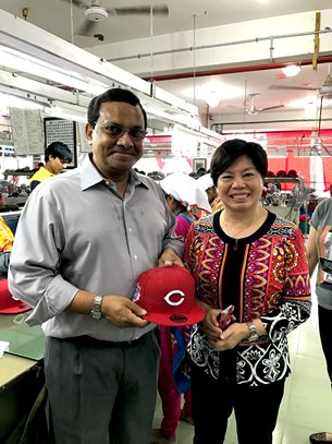 图: 颜宝铃与孟加拉生意伙伴Shah Samsul Anam。 图: 颜宝铃与孟加拉生意伙伴Shah Samsul Anam。