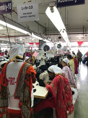 图: 飞达帽业达卡厂房的生产线。 图: 飞达帽业达卡厂房的生产线。