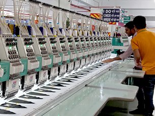 图: 工厂采用先进科技机械。 图: 工厂采用先进科技机械。