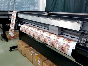 图: 工厂里的雷射印刷机。 图: 工厂里的雷射印刷机。