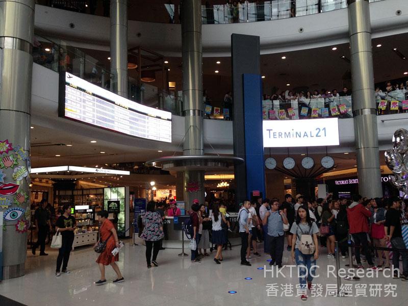 Photo: Thailand is a shopping paradise, with its outlets visited by 30 million tourists a year.