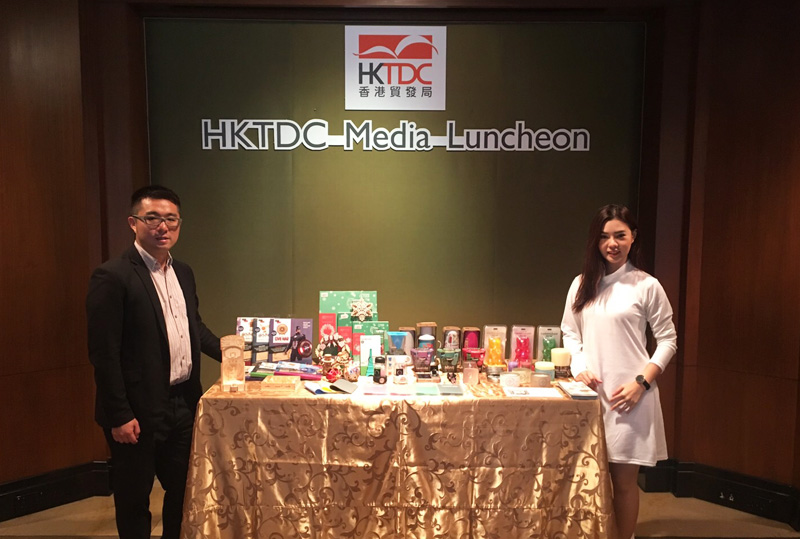 相片: 原点控股有限公司董事李志峰(左)在香港贸发局的活动上留影。 相片: 原点控股有限公司董事李志峰(左)在香港贸发局的活动上留影。