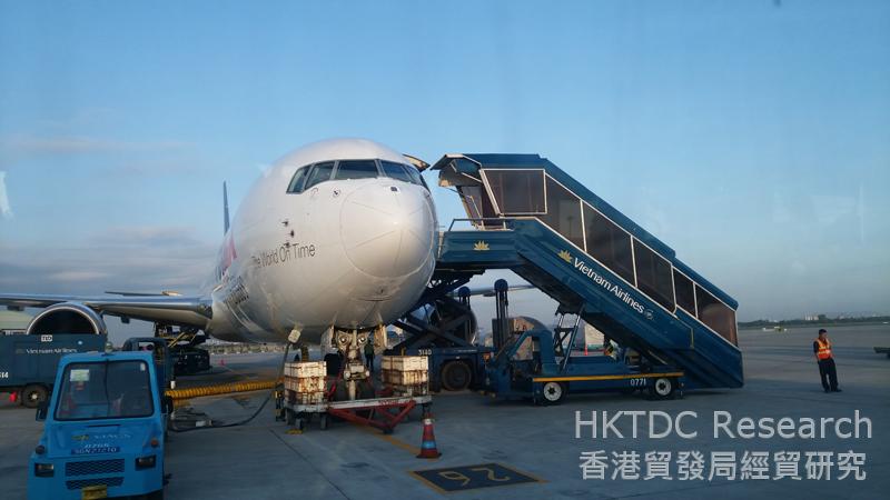 Photo: Modern logistics services are in great demand in Vietnam (1).