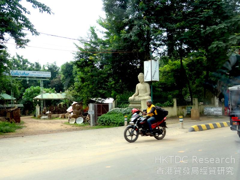图: 在奥里萨，基础设施仍属简陋，道路也不例外。