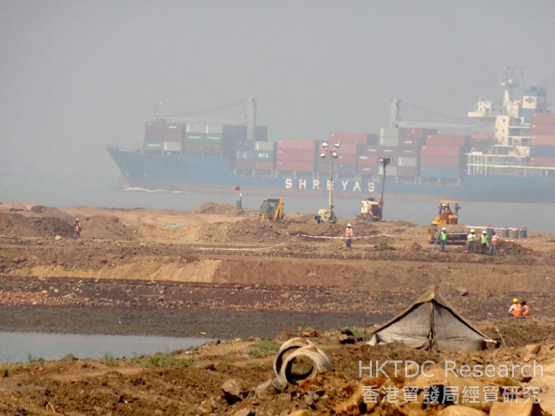 图: 马哈拉施特拉邦的港口正加快扩建，以提高货物处理能力。