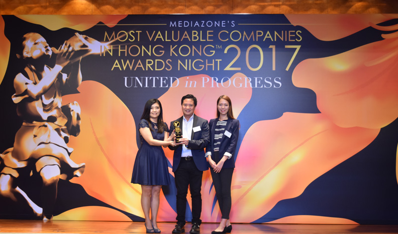 相片:荟新科技有限公司获Mediazone颁发2017年香港最有价值企业大奖。 (中：翁建霖教授；右：雷雅萍博士)