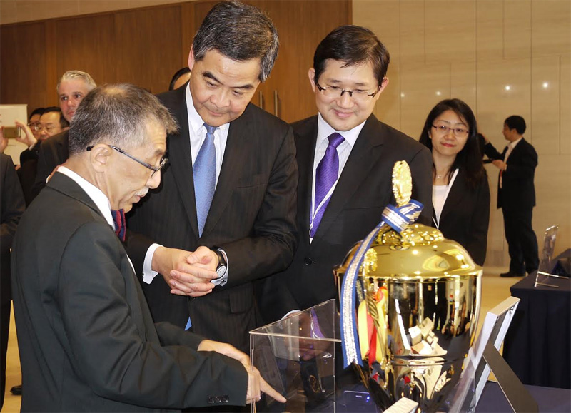 相片:国泰光电联合创办人谢国伟教授(中)向前香港特别行政区行政长官梁振英介绍该公司的科技。