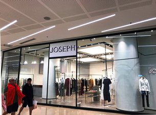 圖: 大型購物商場內的外國時裝品牌。 圖: 大型購物商場內的外國時裝品牌。