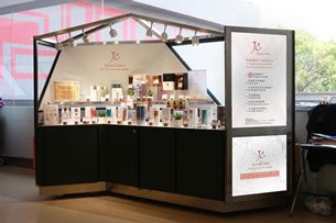 相片:JaneClare在黃大仙中心的聖誕快閃店。 相片:JaneClare在黃大仙中心的聖誕快閃店。