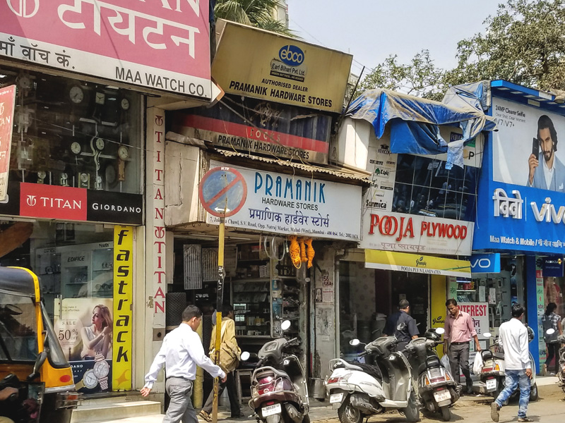 相片: 孟买(Mumbai)的街头小商店。 相片: 孟买(Mumbai)的街头小商店。