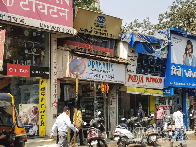 相片: 孟买(Mumbai)的街头小商店。