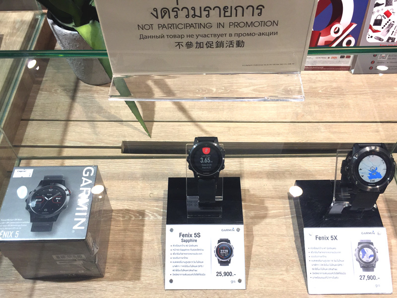 相片: 百貨公司陳列的多功能運動錶。