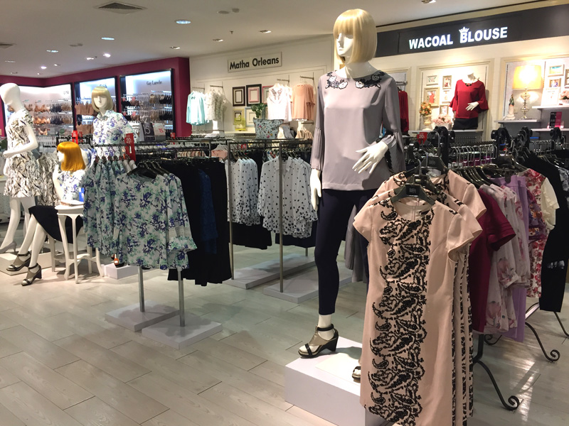 相片: Robinson Department Store的时尚女装。 相片: Robinson Department Store的时尚女装。