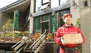 相片：京东快递人员为客户送货。